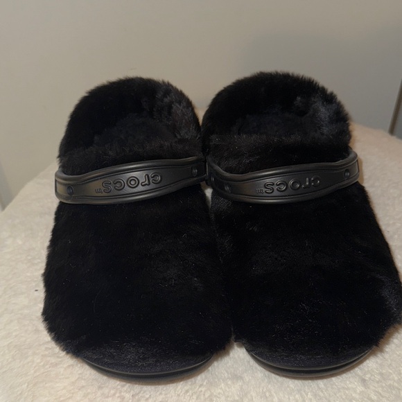 CROCS Black Fuzzy Clogs - Picture 1 of 6